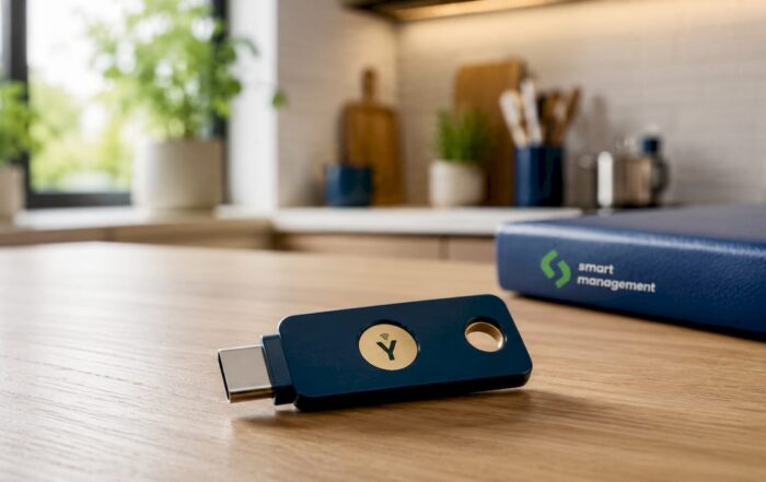 Llave de seguridad FIDO2 colocada sobre una superficie blanca